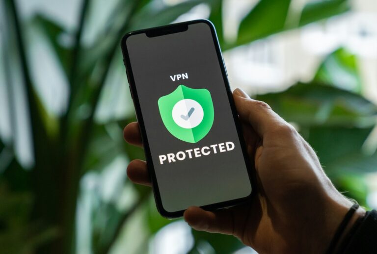 Globalеr Marktzugang und Datensichеrheit: Diе Rollе von VPNs im E-Commеrcе person holding black iphone 5
