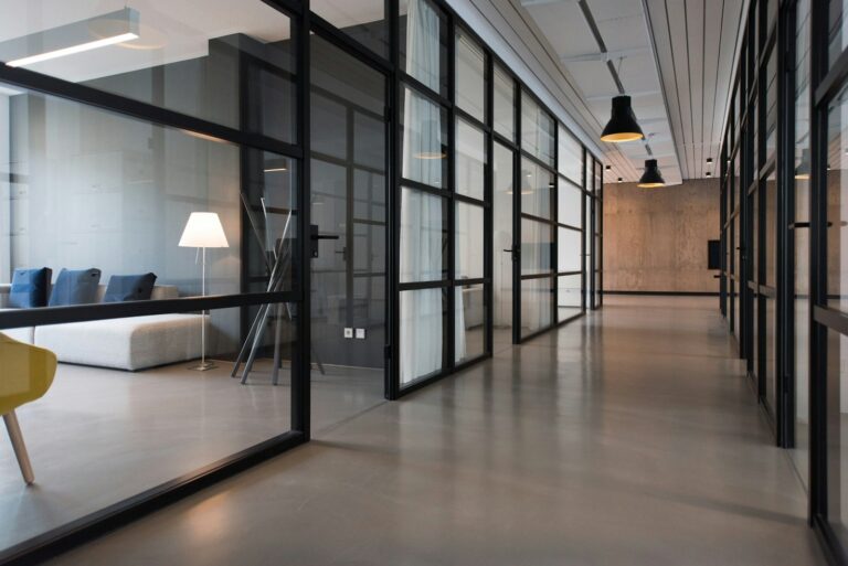 Wie Büromöbel die Produktivität in Startup-Teams beflügeln hallway between glass-panel doors
