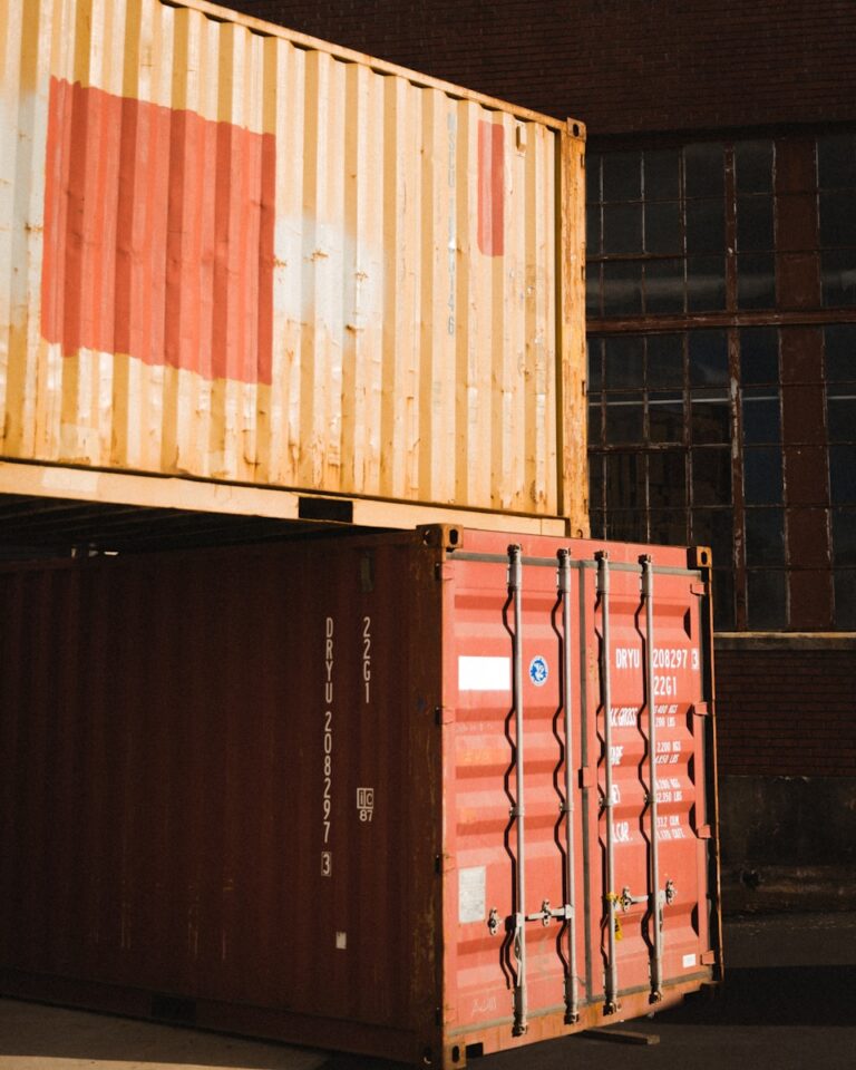 Lagerhaltung 2.0: Wie flexible Containerlösungen E-Commerce-Startups beim Wachstum helfen brown and red shipping containers
