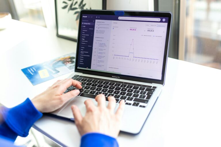 Die unterschätzten Umsatztreiber: Warum Zubehör im E-Commerce zur Margen-Säule wird a person typing on a laptop computer on a desk