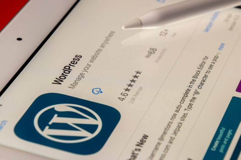Enterprise WordPress im E-Commerce: Der strategische Vorteil für ambitionierte Online-Händler white and blue printer paper