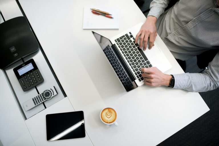 Innovationskraft fördert Wirtschaftswachstum person using laptop on white wooden table