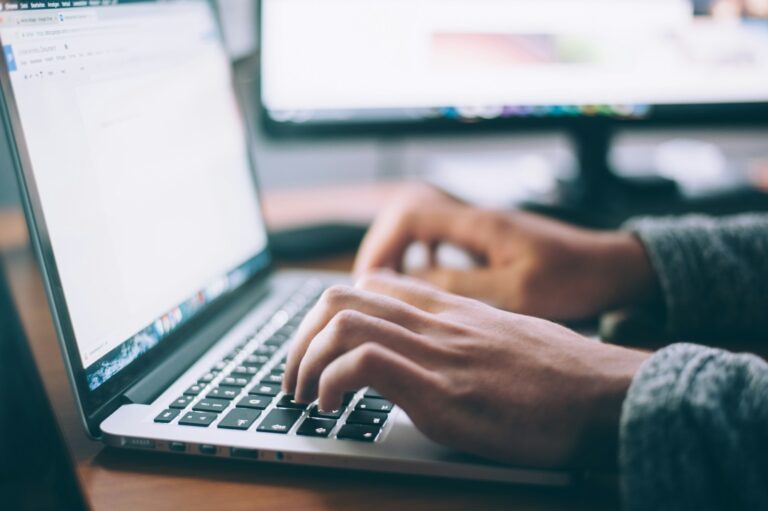 Verlässliche Online-Abfragen: Was Nutzer von modernen Plattformen erwarten person using MacBook Pro