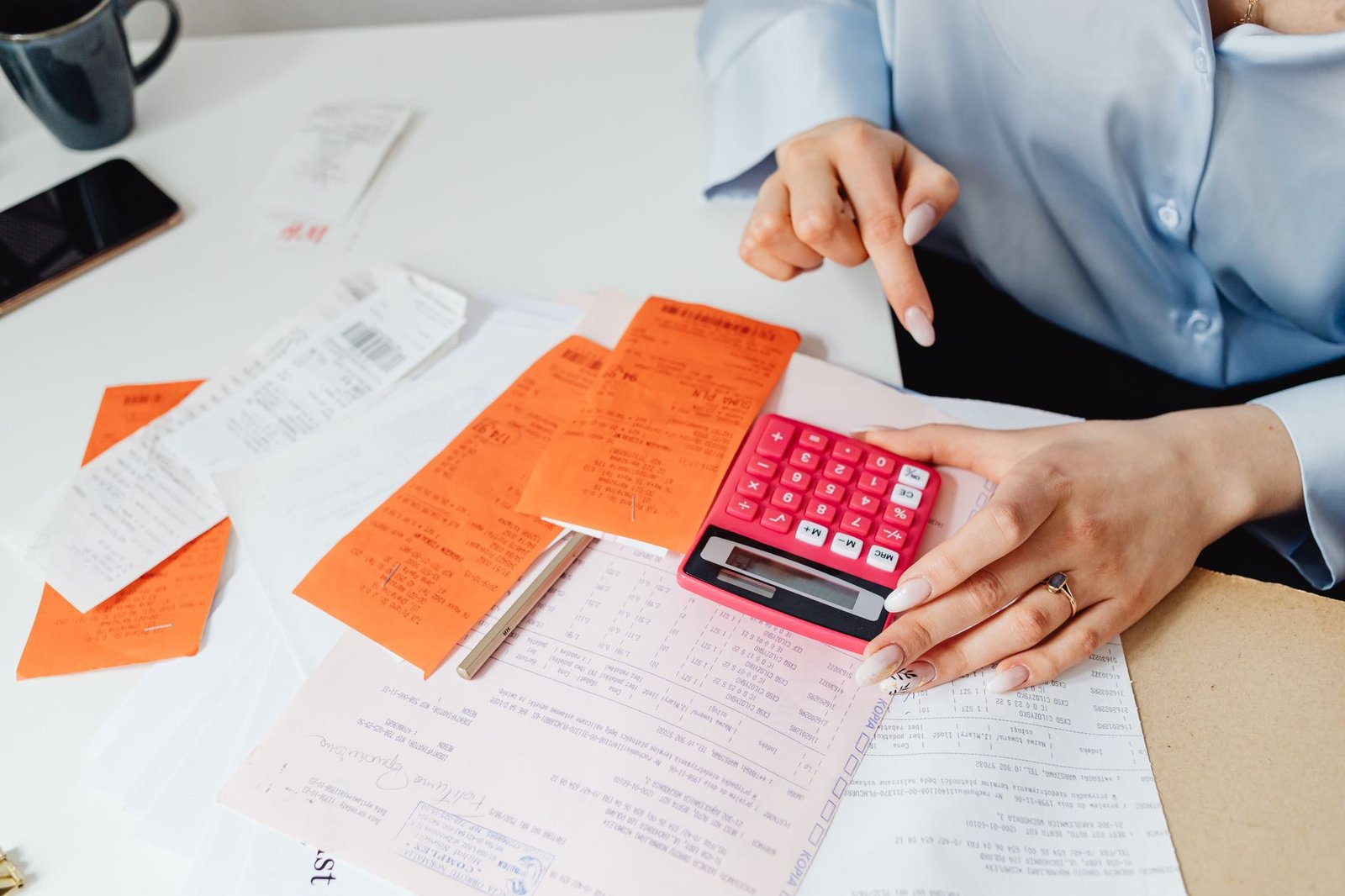 Back-Office-Prozesse im E-Commerce – Belege und Taschenrechner bei der Buchhaltung