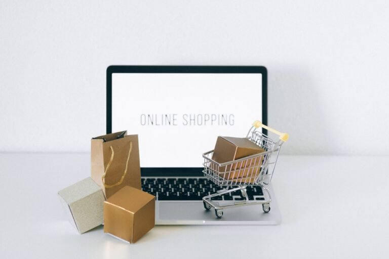 Effizientere Back-Office-Prozesse im E-Commerce dank Automatisierung und Digitalisierung Back-Office-Prozesse im E-Commerce – Laptop mit Online-Shop, Paketen und Einkaufswagen