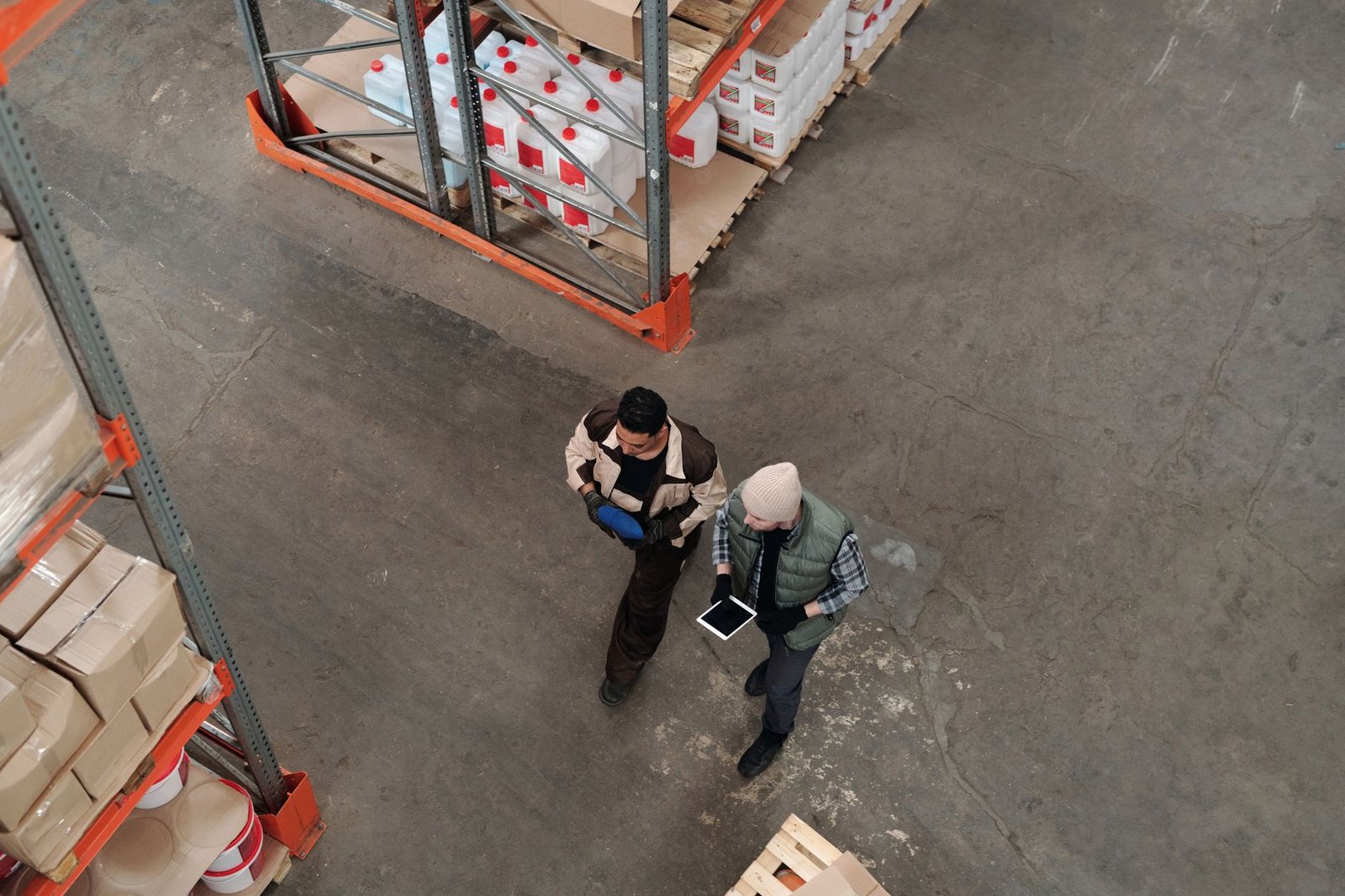 Back-Office-Prozesse im E-Commerce – Mitarbeiter im Lager mit Tablet