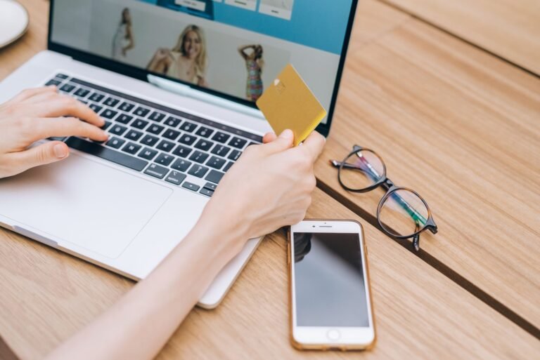 Digitale Souveränität im Onlinehandel – Shopbetreiber prüft Cloud- und Zahlungsdienste am Laptop